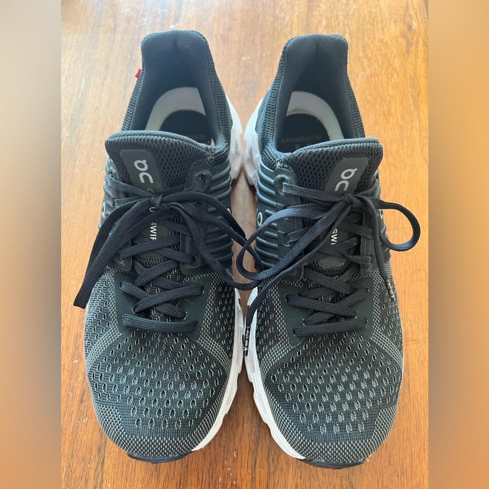 Women’s On Cloudswift running shoes in size 8.